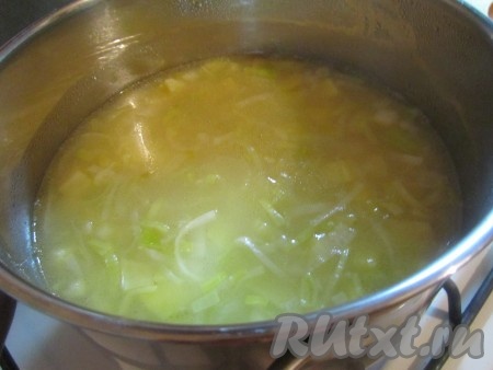 Затем переложите обжаренные овощи в кастрюлю, залейте бульоном (или водой), поставьте на огонь, доведите до кипения, посолите по вкусу, после этого варите под крышкой до мягкости картошки.
