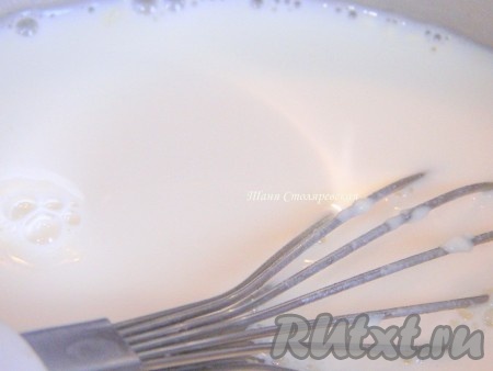 Молоко, сахар и муку тщательно перемешайте и поставьте на огонь. Как только молоко начнет закипать, вылейте яично-банановую смесь. Не забывайте помешивать.
