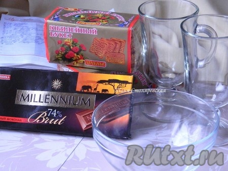 Варим до загустения и охлаждаем до комнатной температуры. Готовим емкости для подачи бананового крема. Для оформления десерта я взяла шоколад и печенье.
