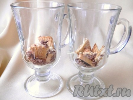 На дно выкладываем кусочки печенья, посыпаем шоколадной крошкой.
