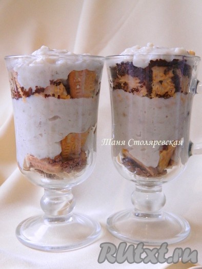 И закрываем все остатками бананового крема.
