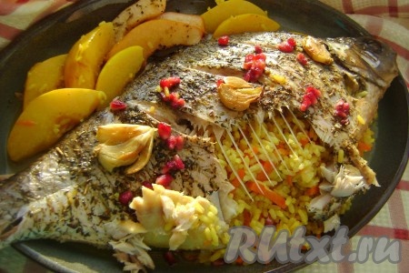 Запекала фаршированного леща в рукаве в разогретой духовке минут 30. Время запекания зависит от размера рыбки. Можно периодически поливать рыбку выделившимся соком.
Приятного аппетита!