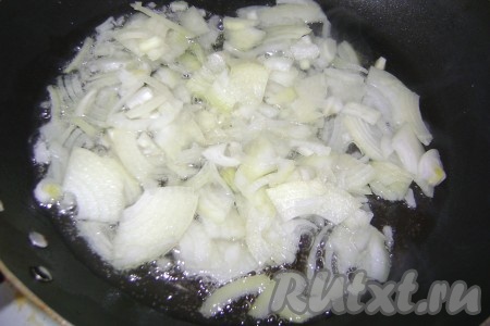 На сковороде с маслом обжарила лук до прозрачности.
