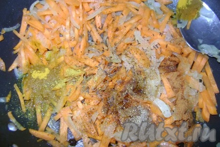 Добавила морковь, приправы и зиру.
