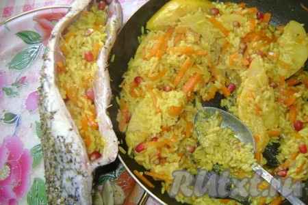 Брюшко рыбы заполнила готовой начинкой.
