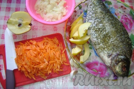 Лук нарезала четвертинками тонко, морковь порезала соломкой. Айву помыла, хорошенько протерла, чтобы пуха на ней не осталось, и нарезала ломтиками.
