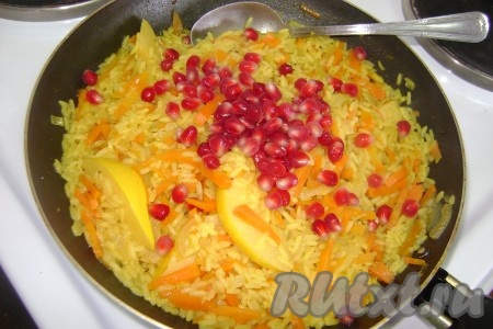 И когда уже рис готов, добавила зерна граната, хорошо перемешала. Сняла с огня.
