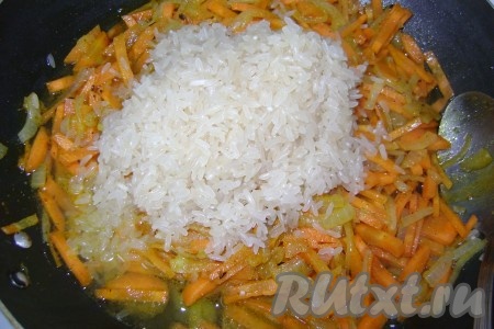Через пару минут добавила промытый рис.
