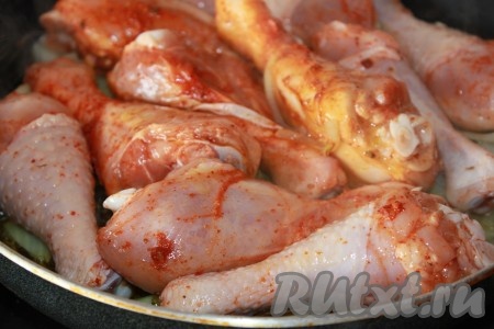 Лук почистить, помыть, нарезать дольками и обжарить на сковороде в разогретом масле до мягкости на среднем огне, не забывая иногда помешивать. Добавить к луку куриные ножки, обжаривать 5-7 минут, переворачивая их время от времени.
