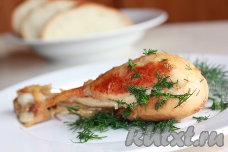 Куриные ножки, тушёные с луком на сковороде 