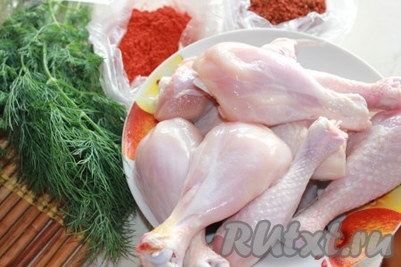 Куриные ножки вымыть, просушить, посолить, приправить специями и положить в полиэтиленовый&nbsp;пакет на 30 минут.
