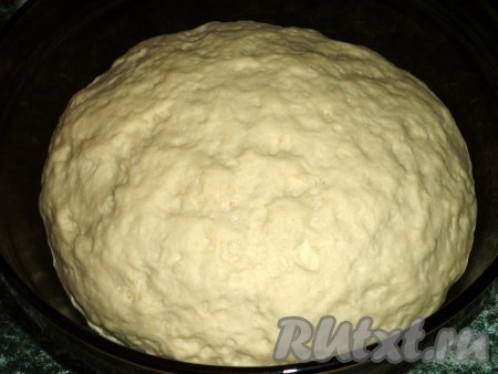 Накрываем миску с тестом полотенцем и ставим в тёплое место примерно на 1-1,5 часа. За это время тесто должно увеличиться вдвое.
