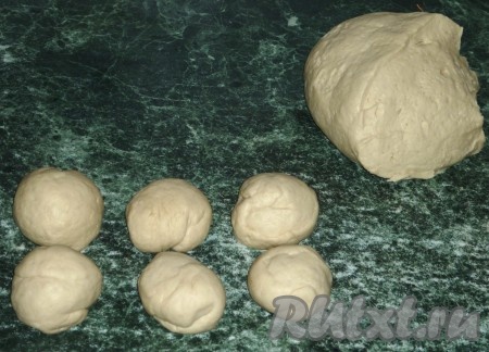 Когда тесто подойдёт, обминаем его и разделяем на шарики (я обычно формирую 18-20 шариков, именно столько беляшей я и буду формировать).