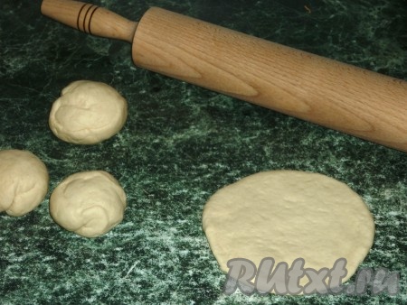 Каждый шарик на присыпанной мукой поверхности тонко раскатываем в тонкий круг.
