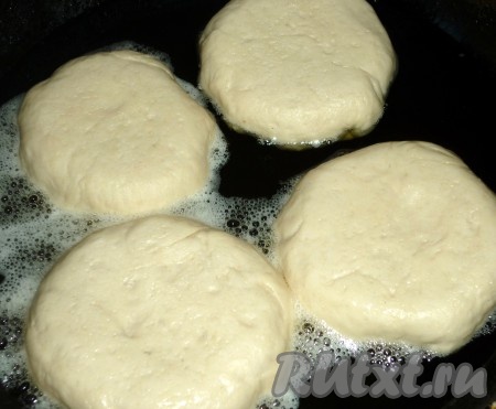 Разогреваем растительное масло на среднем огне. Масла должно быть столько, чтобы оно в дальнейшем доходило до половины беляшей. Выкладываем беляши с мясом в разогретое масло сначала отверстием вниз.