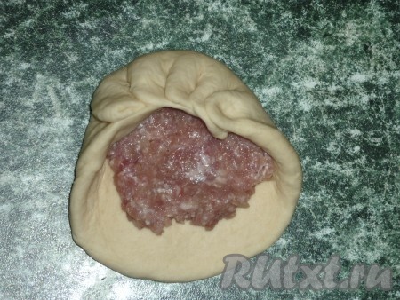 Защипываем края, оставляя по центру отверстие.
