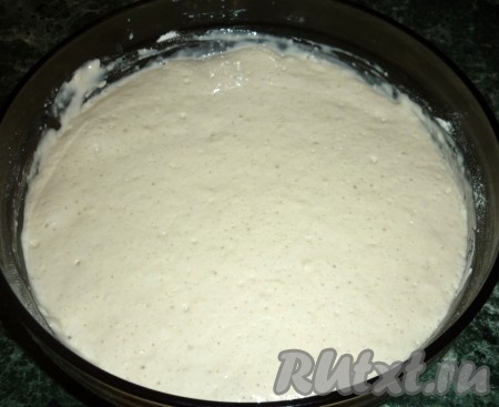 Прежде всего замесим дрожжевое тесто для беляшей. Для этого в глубокую миску выкладываем дрожжи, добавляем тёплое молоко (температура молока должна быть 38-40 градусов, если оно будет более горячим, дрожжи в нём могут не активироваться) и сахар, тщательно перемешиваем. Всыпаем муку так, чтобы получилась консистенция густой сметаны. Ставим опару в тёплое место подходить минут на 30.