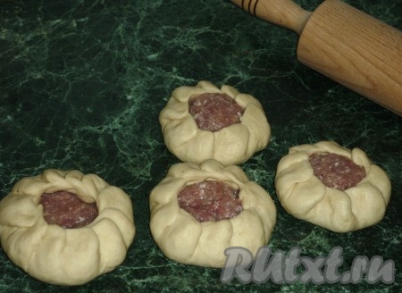 Постепенно формируем все беляши.