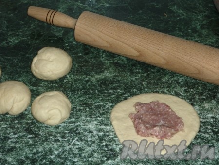 Выкладываем по середине раскатанного круга примерно 1 столовую ложку начинки.