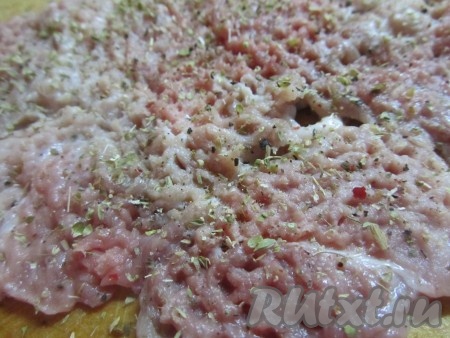 Хорошо отбиваем свинину с двух сторон, посыпаем солью и специями.
