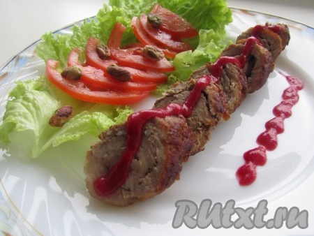 Перекладываем сочный, вкусный, нежный рулетик из свинины со сковороды на тарелку, режем на кусочки, поливаем соусом (я приготовила для этого блюда клюквенно-апельсиновый соус) и подаём с нарезкой из овощей к столу.