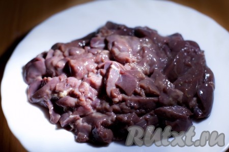 Куриную печень мелко порежьте и приступите к обжариванию на сильном огне, непрерывно помешивая.