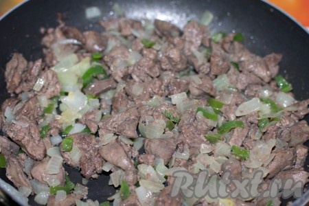 Посолите, поперчите, добавьте щепотку сахара. Когда печень будет почти готова, верните в сковороду смесь лука и перца, добавьте сливки, перемешайте. Немного подержав на плите, отключите ее и накройте сковороду крышкой.