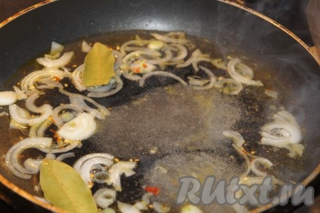 На оливковом масле обжарить порезанную полукольцами луковицу, влить вино, добавить лавровый лист, острый перец, сахар и тушить минут 5-7. Выжать туда же сок 1/2 лимона. Добавить соль и молотый перец по вкусу. Соус должен быть остро-кисло-сладким.
