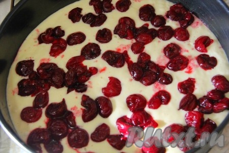 Все слегка перемешать, не взбивая. Полученную массу вылить в форму для запекания. Ягоды равномерно высыпать на пирог.