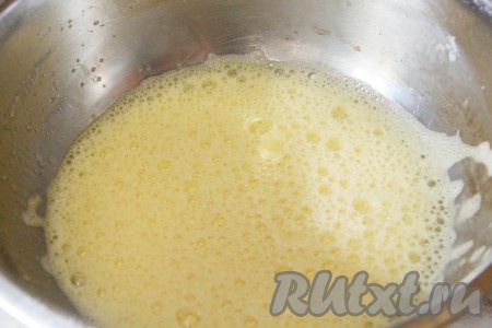  Яйца взбить с сахаром.