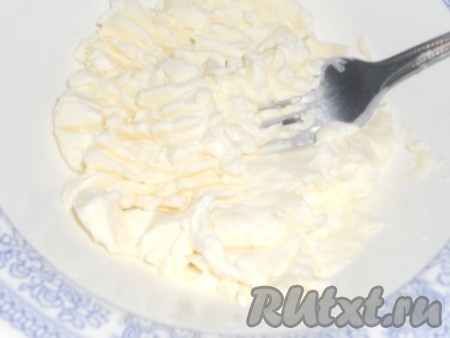 Плавленный сыр выложить в тарелку, подавить вилочкой.
