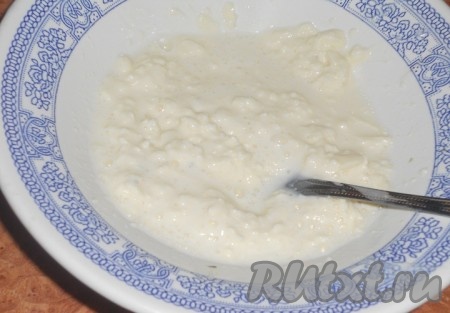 Добавить&nbsp;к сыру&nbsp;немного&nbsp;горячей&nbsp;воды из кастрюли с супом и перемешать.
