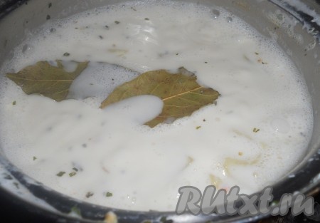 Когда картошка будет готова, выложить сырную массу в кастрюлю,&nbsp;лавровый лист, посолить по вкусу, проварить, помешивая, на небольшом огне до полного расплавления сыра.
