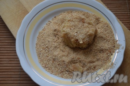 Сформировать из фарша котлеты из капусты и картофеля, обвалять в панировочных сухарях.
