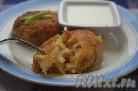 Котлеты из капусты и картофеля вкусно подавать со сметаной.