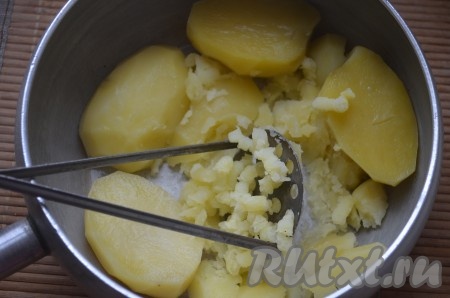 Картофель почистить, отварить до готовности, размять в пюре.