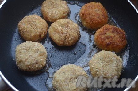 Обжарить котлеты на растительном масле до золотистой корочки.