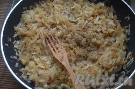 Готовые капусту и лук посолить и поперчить по вкусу.