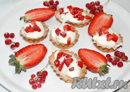 Клубнику нарезать мелкими кусочками и выложить сверху крема.