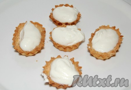 Полученным кремом наполнить наши остывшие корзиночки из песочного теста.
