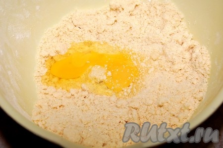 Теперь добавить яйцо и тщательно перемешать.
