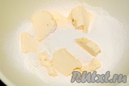 Просеять муку в миску, добавить сливочное масло.