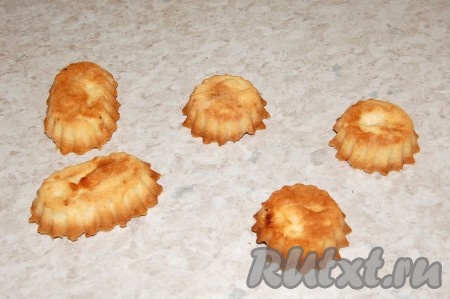 Взять формочки, набить их тестом, отправить в заранее нагретую до 180 градусов духовку на 20 минут. Когда песочные корзиночки испекутся, вытащить их из духовки, опрокинуть формочки, чтобы вытащить готовые корзинки. Дать им остыть.
