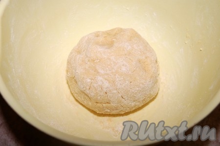 Полученное тесто вынести в прохладное место на 30 минут.
