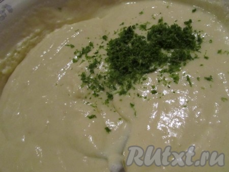 Для крема взбейте желтки со сгущенным молоком, подмешайте сливки (тоже взбитые), цедру и сок лайма.