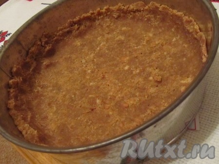 Тщательно вымешайте и равномерно распределите массу по дну и стенкам формы.