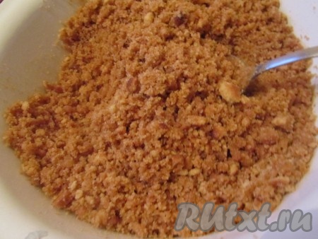 Соедините масло с крошками.&nbsp;
