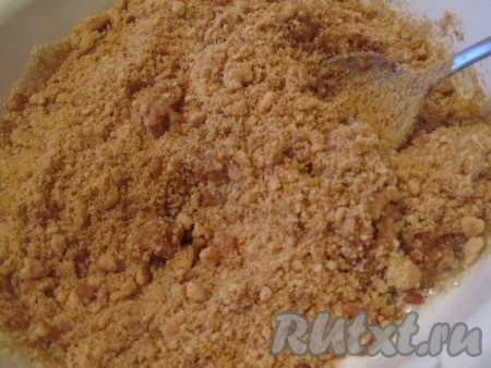 Разогрейте духовку до 200 градусов. Раскрошите печенье.
