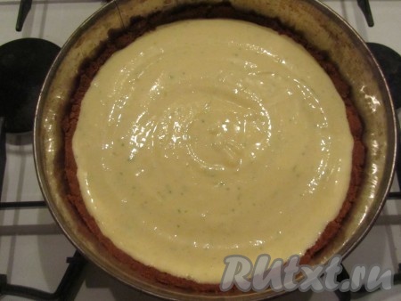 Вылейте крем в форму (разъемная форма, диаметр 21 см) с заготовкой и выпекайте лаймовый пирог 20 -25 минут при температуре 160 градусов.
