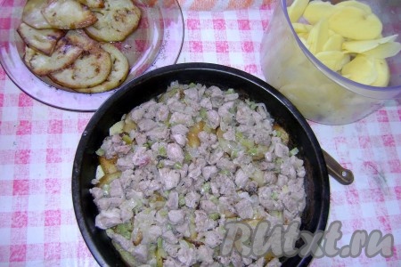 Потом идёт слой баклажанов и слой мясной начинки.
